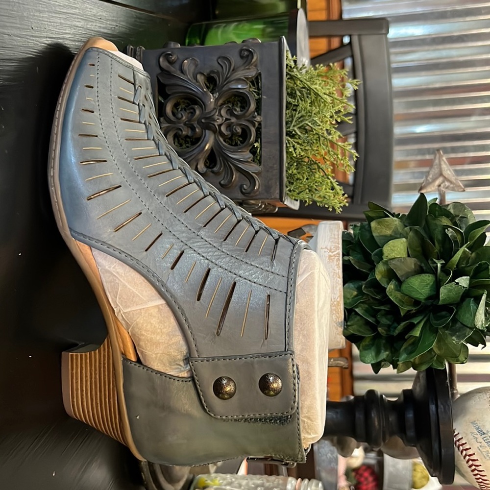 Earth Brand wedge size 9 Moraccan Blue.